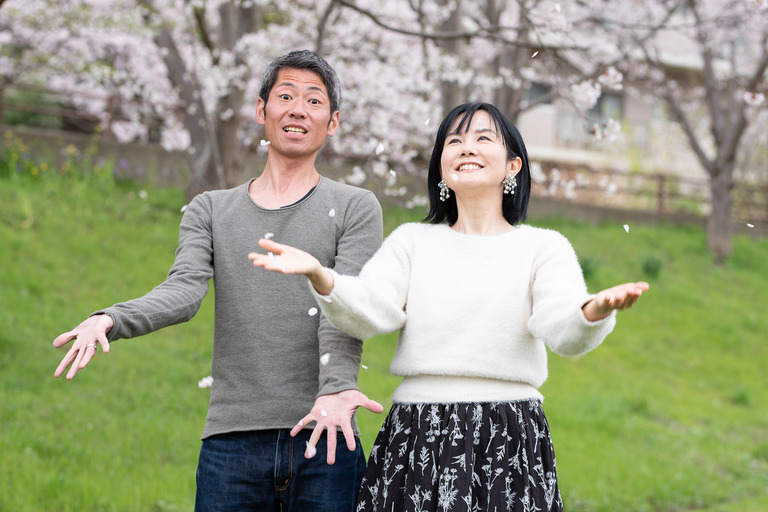 長津川親水公園でお花見_花びら投げ