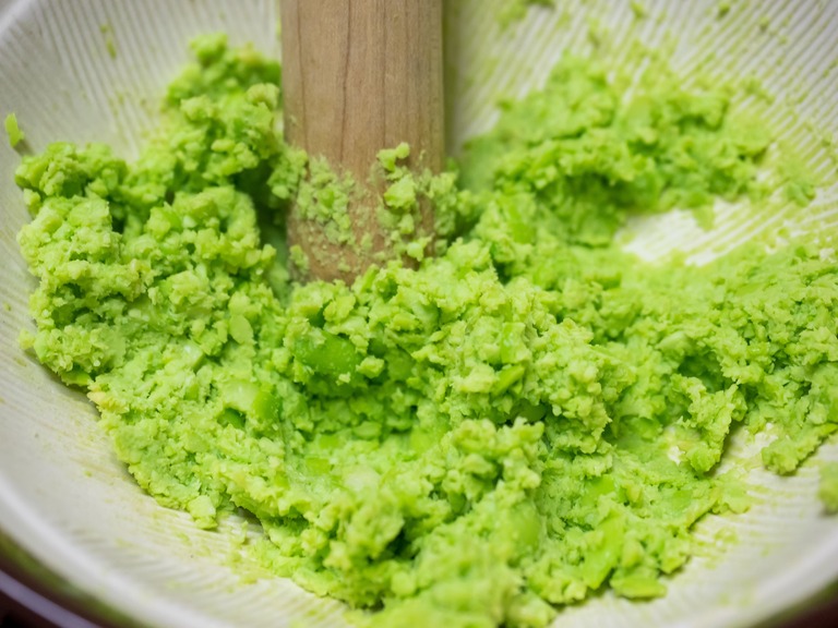 すり鉢でごりごり。