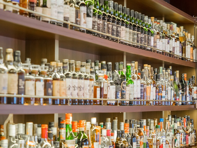 お酒の棚